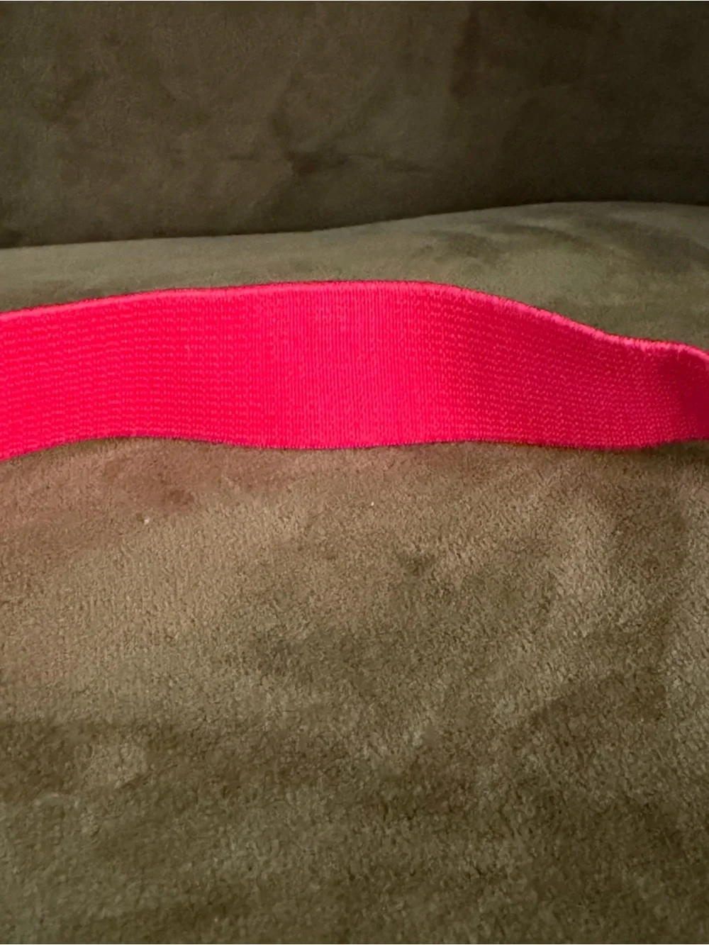 90s Vintage Women’s Elastic & Pleather Red Thin Belt with Gold Clasp Hook Buckle
